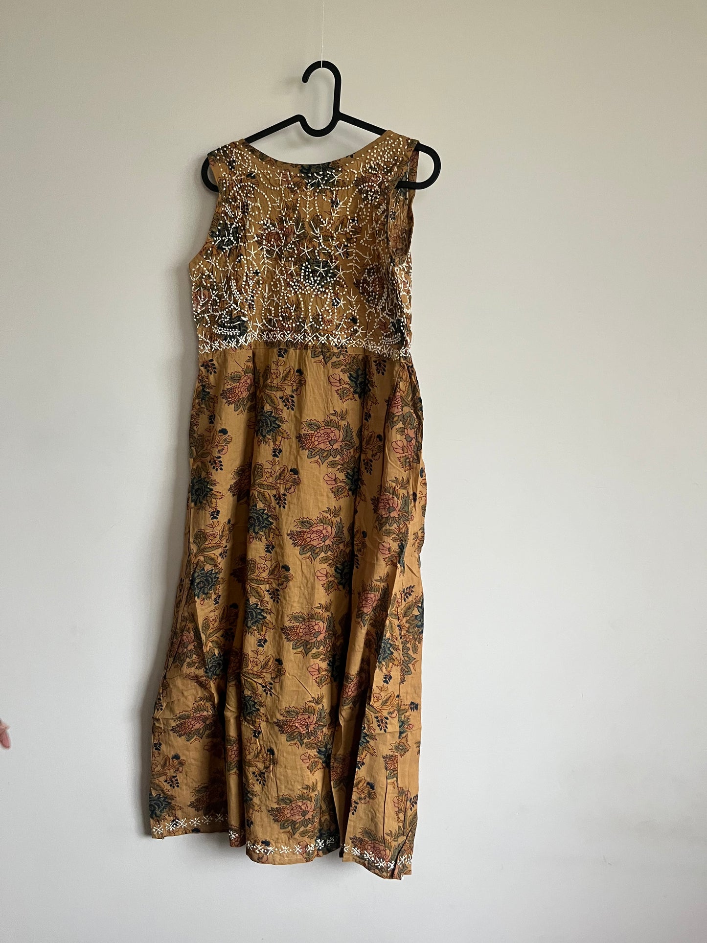 Sleeveless Aliya cut dress (with work on front and back) - Vanya
