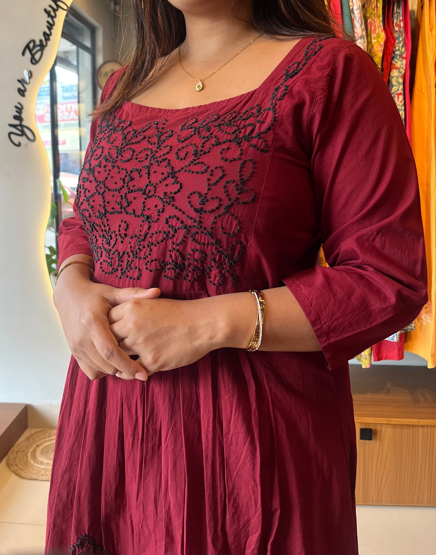 Pleated dress - Black knots on Maroon