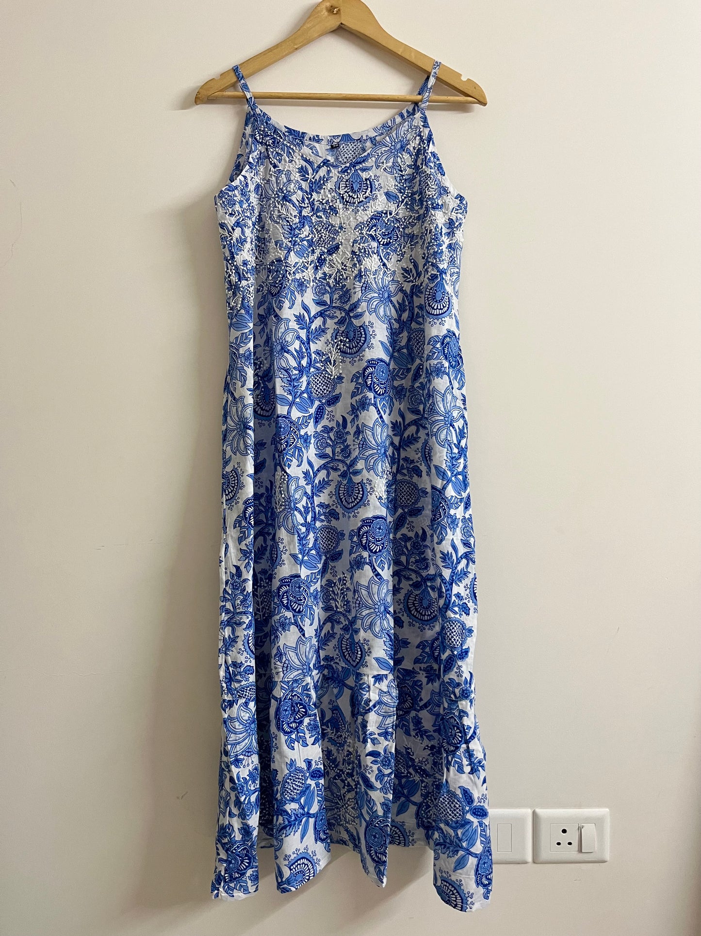 Sleeveless A-LINE Dress with Frill - Floral White Blue