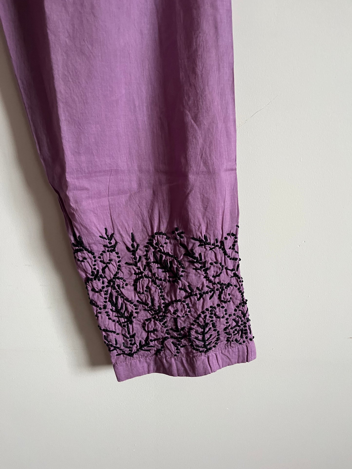 Sleeveless Straight Kurti and Pant (co-ord set) - Black knots on Pink Lavender