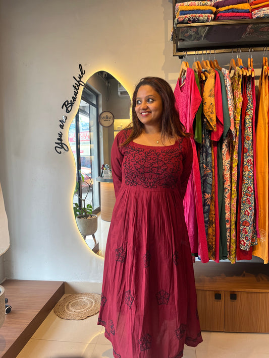 Pleated dress - Black knots on Maroon