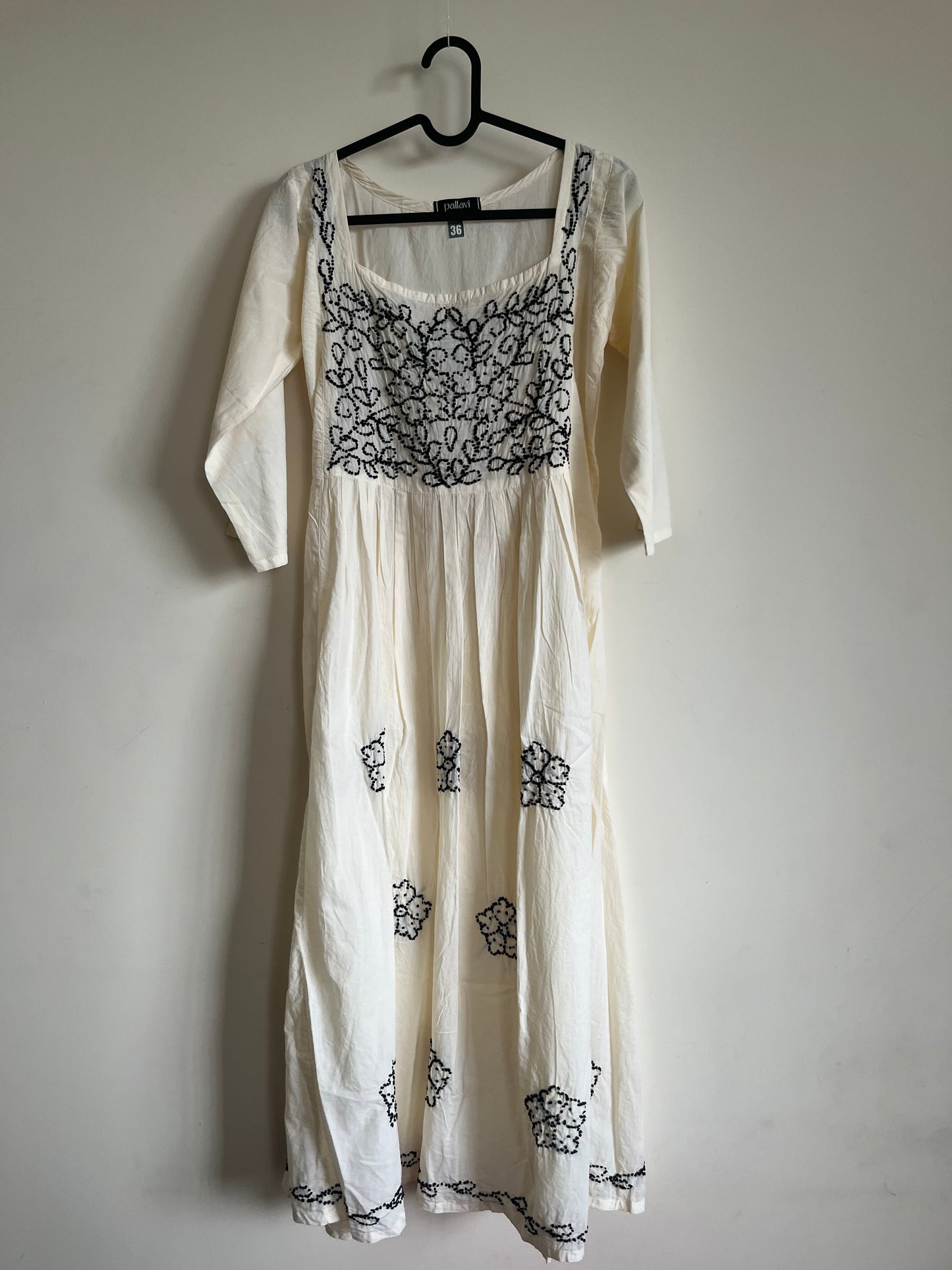 Pleated dress -Black knots on Off-white